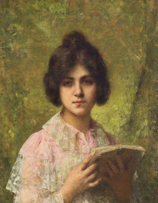 Молодая женщина, держащая книгу